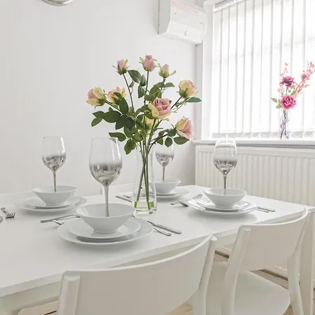 Throstle House Leeds (West Yorkshire)